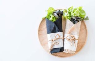 Salatbrötchen auf den Tisch wickeln foto