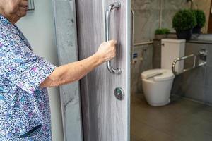 asiatische ältere ältere alte Dame Patientin offenes Toilettenbad von Hand in der Krankenstation, gesundes, starkes medizinisches Konzept.