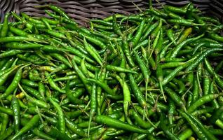 Stapel von Grün Chili zum Verkauf im Markt. foto