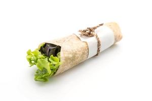 Wrap Salatrolle auf weißem Hintergrund foto