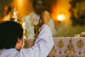 Nahansicht Bild von ein katholisch Mann beten im das Kirche. foto