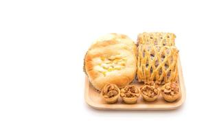 Toffee-Kuchen, Brot mit Mais-Mayonaise und Taro-Kuchen auf weißem Hintergrund foto
