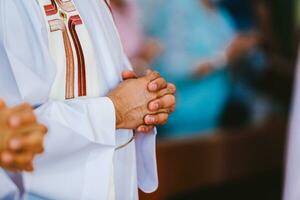 Hände von das Priester während das Feier von das heilig Gemeinschaft. foto