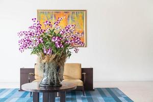 Orchideenblumenstrauß Blumendekoration im Wohnzimmerinnenhintergrund foto