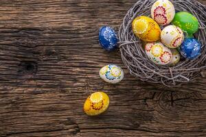 Ostern. Hand gemacht Ostern Eier auf alt hölzern Tisch. foto