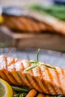 gegrillt Lachs Steak mit Gemüse und Kräuter. foto