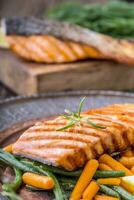 gegrillt Lachs Steak mit Gemüse und Kräuter. foto