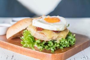 Käse-Schweinefleisch-Hamburger mit Pommes frites foto