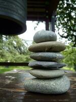 Zen Steine und Japanisch Glocke foto