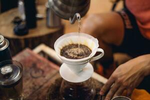 tropfen Kaffee beim Zuhause im das Morgen foto