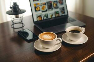 Kaffee auf das Schreibtisch im das Morgen foto