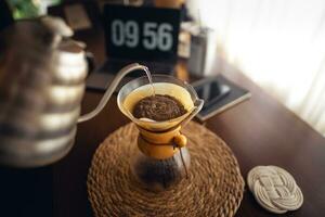 tropfen Kaffee, einschenken Wasser in Filter Kaffee Hersteller foto