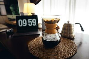 tropfen Kaffee, einschenken Wasser in Filter Kaffee Hersteller foto