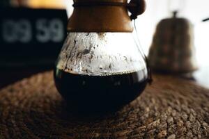 tropfen Kaffee, einschenken Wasser in Filter Kaffee Hersteller foto
