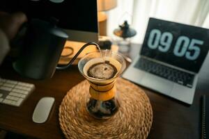 tropfen Kaffee auf das Tabelle im das Haus foto