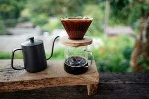 Nahansicht von Hände machen Kaffee beim Zuhause foto