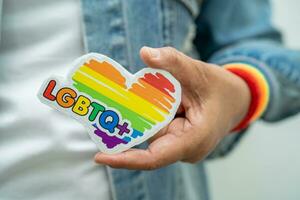 lgbt Regenbogen bunt Flagge Herz und Band, Symbol von lesbisch, Fröhlich, bisexuell, Transgender, Mensch Rechte, Toleranz und Frieden. foto