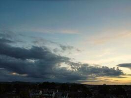 hoch Winkel Aussicht von schön Wolken und Himmel Über Luton Stadt während Sonnenuntergang foto