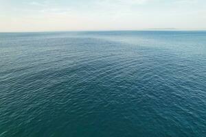 die meisten schön Aussicht von britisch Landschaft und Meer Aussicht von durdle Tür Strand von England großartig Großbritannien, Vereinigtes Königreich. Bild war gefangen mit Drohnen Kamera auf September 9., 2023 foto