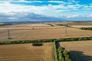 hoch Winkel Aufnahmen von britisch landwirtschaftlich Bauernhöfe beim Landschaft Landschaft in der Nähe Luton Stadt von England großartig Großbritannien von Vereinigtes Königreich. Aufnahmen war gefangen mit Drohnen Kamera auf August 19., 2023 foto