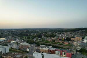 Antenne Aussicht von beleuchtet Innenstadt Gebäude, Straßen und zentral Luton Stadt von England Vereinigtes Königreich beim Anfang von klar Wetter Nacht von September 5., 2023 foto