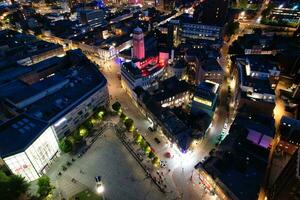 Antenne Aussicht von beleuchtet Innenstadt Gebäude, Straßen und zentral Luton Stadt von England Vereinigtes Königreich beim Anfang von klar Wetter Nacht von September 5., 2023 foto