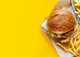 ai generiert Burger und Französisch Fritten mit Gelb Hintergrund foto