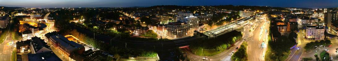 Ultra breit Antenne Panorama- Aussicht von beleuchtet Innenstadt Gebäude, Straßen und zentral Luton Stadt von England Vereinigtes Königreich beim Anfang von klar Wetter Nacht von September 5., 2023 foto