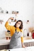 Frau färbt Ostereier in der Küche foto