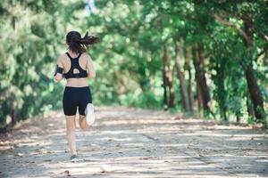 junge Fitnessfrau, die im Park joggt. foto