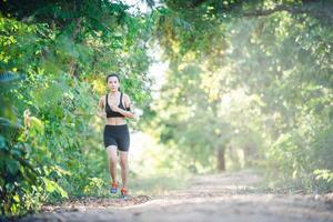 junge Fitness-Frau, die auf einer Landstraße läuft. Sportfrau läuft. foto