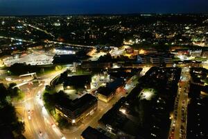 Antenne Aussicht von beleuchtet Innenstadt Gebäude, Straßen und zentral Luton Stadt von England Vereinigtes Königreich beim Anfang von klar Wetter Nacht von September 5., 2023 foto