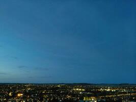Antenne Aussicht von beleuchtet Wohn Kreis von Luton Stadt von England foto