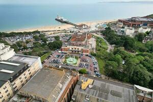 Antenne Aussicht von die meisten schön und attraktiv Tourist Ziel beim Bournemouth Stadt sandig Strand von England großartig Großbritannien, Bild war gefangen mit Drohnen Kamera auf August 23., 2023 während sonnig Tag. foto