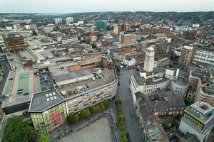 Antenne Aussicht von beleuchtet Innenstadt Gebäude, Straßen und zentral Luton Stadt von England Vereinigtes Königreich beim Anfang von klar Wetter Nacht von September 5., 2023 foto