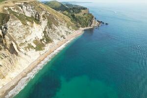 die meisten schön Landschaft und Meer Aussicht von durdle Tür Strand von England großartig Großbritannien, Vereinigtes Königreich. Bild war gefangen mit Drohnen Kamera auf September 9., 2023 foto