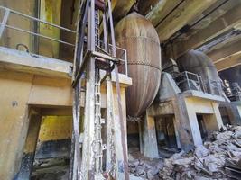 alte zerstörte Metallstrukturen in einer alten verlassenen Fabrik in Thailand foto