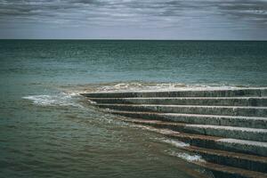 ruhig Morgen Strand im llanfairfechan, Norden Wales, Cymru, Vereinigtes Königreich foto