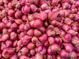 Nahansicht Schalotten, diese ist ein wichtig Essen Zutat im Indonesien. rot Zwiebeln verkauft im das Markt foto