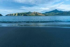 schön Aussicht von pulo dua balantak hügel, Aussicht von Blau Meer und Weiß Wolken mit Blau Himmel gelegen im das Banggai Kreis von zentral Sulawesi, Indonesien foto