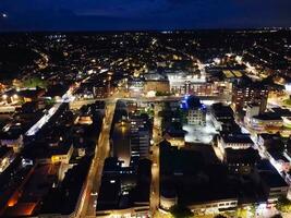 Antenne Aussicht von beleuchtet Luton Stadt von England Vereinigtes Königreich nach Sonnenuntergang während Nacht von Sommer. Bild war gefangen mit Drohnen Kamera auf sep 1, 2023 foto