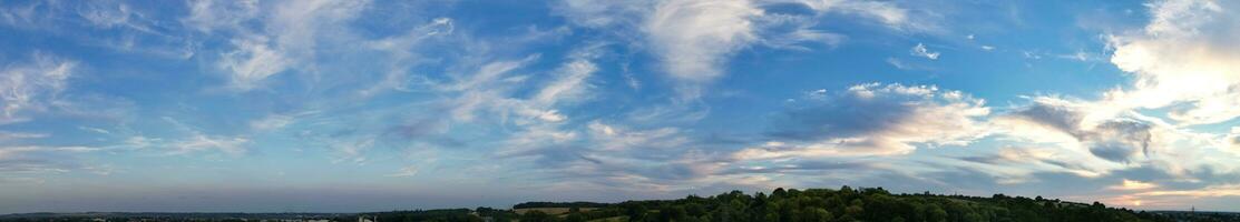 die meisten schön Panorama- Aussicht von Himmel und dramatisch Wolken Über Luton Stadt von England Vereinigtes Königreich während Sonnenuntergang. das Herrlich Bild war gefangen auf sep 7., 2023. foto