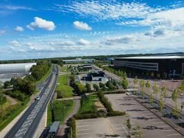 hoch Winkel Aufnahmen von britisch Straße und der Verkehr beim Caldecotte See von Milton Schlüssel Stadt von England großartig Großbritannien, schön Aussicht gefangen auf August 21., 2023 mit Drohnen Kamera während sonnig Tag foto