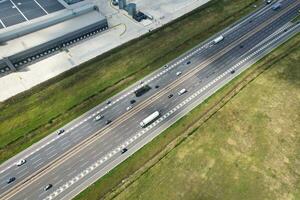 hoch Winkel Aussicht von britisch Autobahnen und Autobahnen und der Verkehr auf m1 Kreuzung 11a von Luton und dunstable England Vereinigtes Königreich. Bild war gefangen auf August 15., 2023 foto