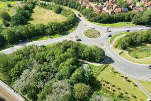 hoch Winkel Aufnahmen von britisch Straße und der Verkehr beim Caldecotte See von Milton Schlüssel Stadt von England großartig Großbritannien, schön Aussicht gefangen auf August 21., 2023 mit Drohnen Kamera während sonnig Tag foto