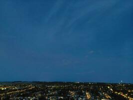 Antenne Aussicht von beleuchtet Wohn Kreis von Luton Stadt von England foto