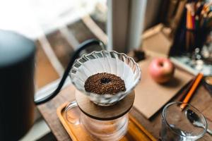 Tropfkaffee im Haus, heißes Wasser über einen Tropfkaffee gießen foto