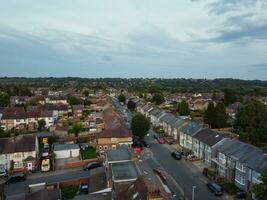 hoch Winkel Aussicht von schön Wolken und Himmel Über Luton Stadt während Sonnenuntergang foto