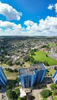 Antenne Vertikale Panorama- Aussicht von Norden Luton Stadt Wohn Nachlass von England großartig Großbritannien Vereinigtes Königreich. das hoch Winkel Aufnahmen war gefangen mit Drohnen Kamera auf August 15., 2023 foto