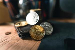 Bitcoin-Münzen auf einem Holzschreibtisch foto